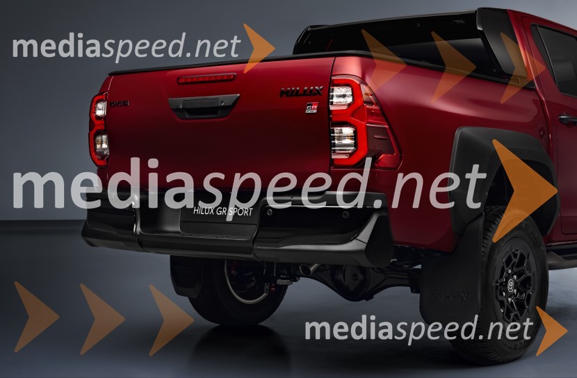 Legendarni poltovornjak HILUX se z različico GR SPORT dviguje na višjo raven