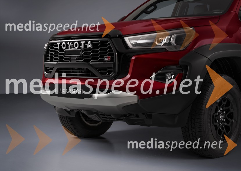 Legendarni poltovornjak HILUX se z različico GR SPORT dviguje na višjo raven