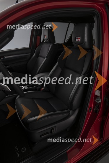 Legendarni poltovornjak HILUX se z različico GR SPORT dviguje na višjo raven