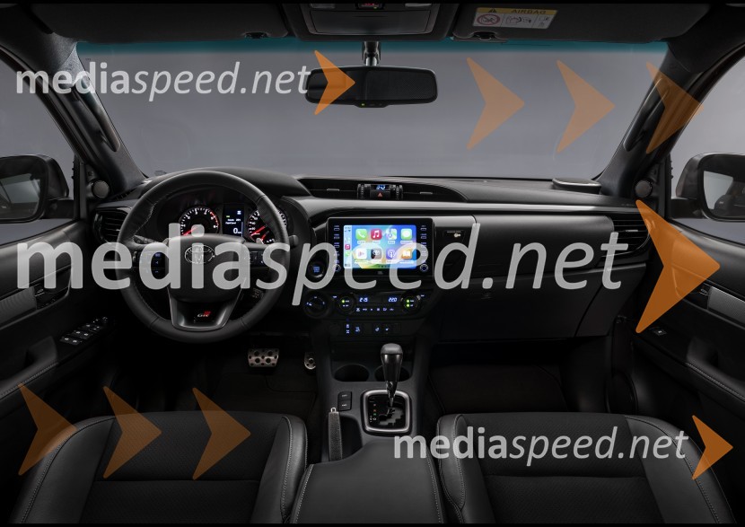 Legendarni poltovornjak HILUX se z različico GR SPORT dviguje na višjo raven