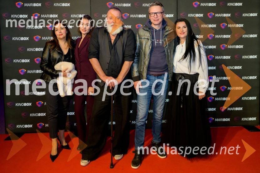  Ksenija Mišič, igralka;  Zala Djurić, igralka;  Vinci Vogue Anžlovar, scenarist;  Nenad Tokalić, igralec;  Nataša Horvat, romska svetnica v občini LendavaPremiera filma Dedek gre na jug, Maribox