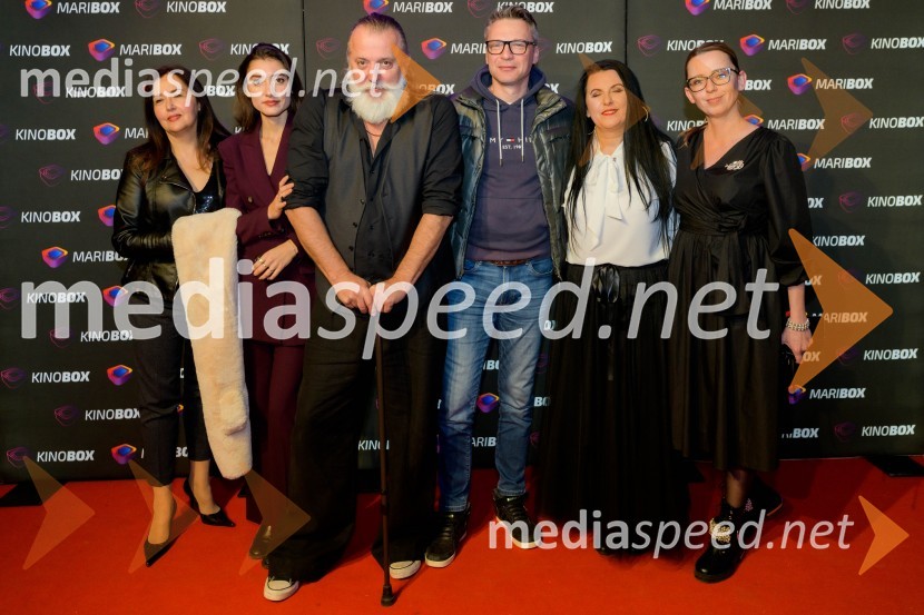  Ksenija Mišič, igralka;  Zala Djurić, igralka;  Vinci Vogue Anžlovar, scenarist;  Nenad Tokalić, igralec;  Nataša Horvat, romska svetnica v občini Lendava;  Ksenija Arzenšek, namestnica direktorja MARIBOXPremiera filma Dedek gre na jug, Maribox