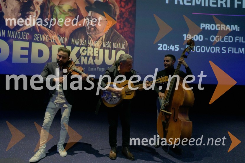  Miško Kontrec, član skupine, Mlada Langa;  Jože Kontrec, Langa;  Dominik Kontrec, član skupine, Mlada LangaPremiera filma Dedek gre na jug, Maribox