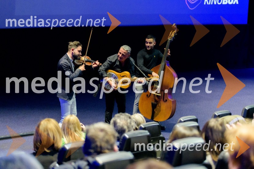  Miško Kontrec, član skupine, Mlada Langa;  Jože Kontrec, Langa;  Dominik Kontrec, član skupine, Mlada LangaPremiera filma Dedek gre na jug, Maribox