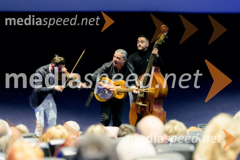  Miško Kontrec, član skupine, Mlada Langa;  Jože Kontrec, Langa;  Dominik Kontrec, član skupine, Mlada LangaPremiera filma Dedek gre na jug, Maribox