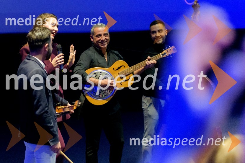  Miško Kontrec, član skupine, Mlada Langa;  Zala Djurić, igralka;  Jože Kontrec, Langa;  Dominik Kontrec, član skupine, Mlada LangaPremiera filma Dedek gre na jug, Maribox