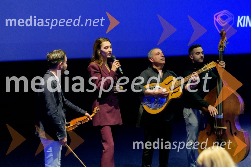  Miško Kontrec, član skupine, Mlada Langa;  Zala Djurić, igralka;  Jože Kontrec, Langa;  Dominik Kontrec, član skupine, Mlada LangaPremiera filma Dedek gre na jug, Maribox