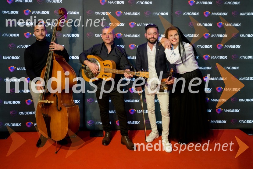  Dominik Kontrec, član skupine, Mlada Langa;  Jože Kontrec, Langa;  Miško Kontrec, član skupine, Mlada Langa;  Nataša Horvat, romska svetnica v občini LendavaPremiera filma Dedek gre na jug, Maribox