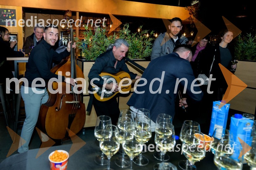  Dominik Kontrec, član skupine, Mlada Langa;  Jože Kontrec, Langa;  Miško Kontrec, član skupine, Mlada LangaPremiera filma Dedek gre na jug, Maribox