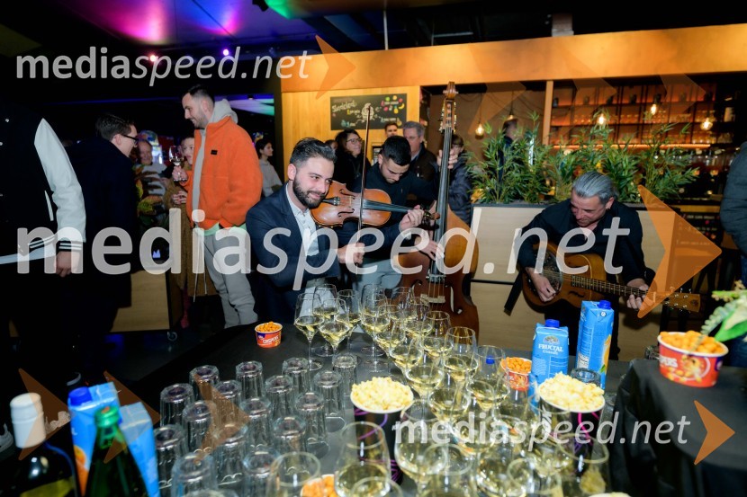  Miško Kontrec, član skupine, Mlada Langa;  Dominik Kontrec, član skupine, Mlada Langa;  Jože Kontrec, LangaPremiera filma Dedek gre na jug, Maribox