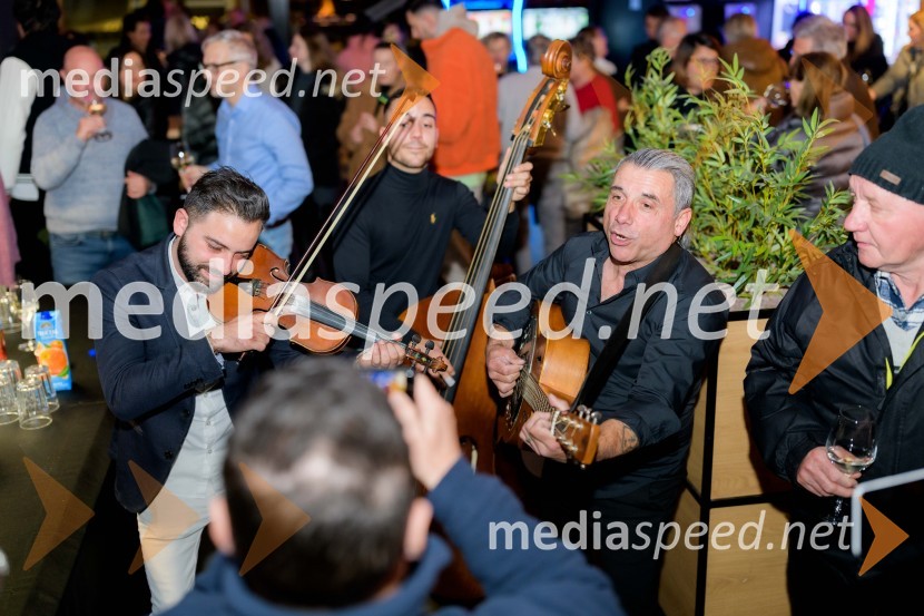  Miško Kontrec, član skupine, Mlada Langa;  Dominik Kontrec, član skupine, Mlada Langa;  Jože Kontrec, LangaPremiera filma Dedek gre na jug, Maribox
