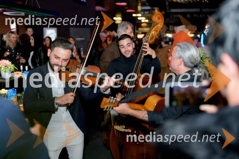  Miško Kontrec, član skupine, Mlada Langa;  Dominik Kontrec, član skupine, Mlada Langa;  Jože Kontrec, LangaPremiera filma Dedek gre na jug, Maribox