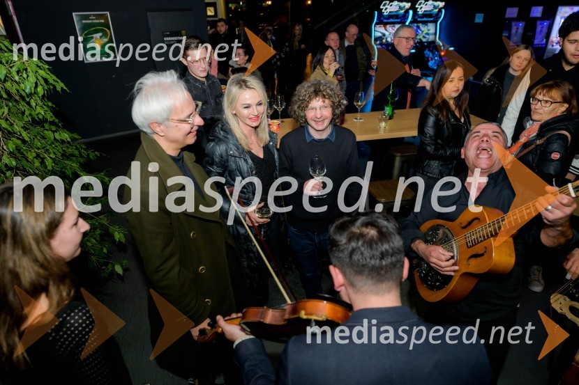  Rok Vilčnik, pisatelj, dramatik, glasbenik;  Lidija  Seštak Zorič, predsednica društva Sonček Maribor  ;  Matjaž Latin, režiser in igralecPremiera filma Dedek gre na jug, Maribox