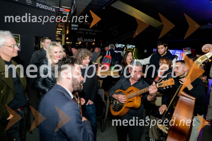  Miško Kontrec, član skupine, Mlada Langa;  Jože Kontrec, Langa;  Dominik Kontrec, član skupine, Mlada LangaPremiera filma Dedek gre na jug, Maribox