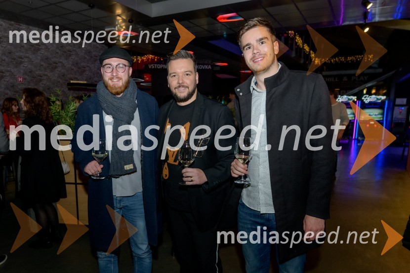  Miha Dajčman, novinar, Večer;  Denis Bende Živčec, novinar, Večer;  Jon Knez, novinar VečerPremiera filma Dedek gre na jug, Maribox