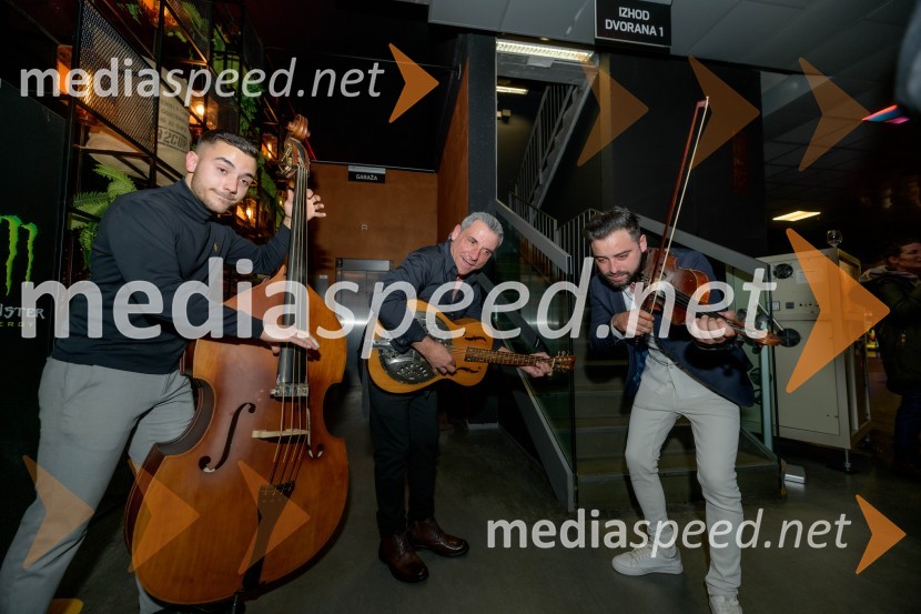  Dominik Kontrec, član skupine, Mlada Langa;  Jože Kontrec, Langa;  Miško Kontrec, član skupine, Mlada LangaPremiera filma Dedek gre na jug, Maribox