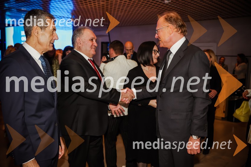  Stojan Petrič, nekdanji predsednik uprave družbe FMR;  Bojan Budja, odgovorni urednik, Delo;  Janez  Škrabec, direktor Riko d.o.o.Delova osebnost leta 2022 je Marjan Pipenbaher