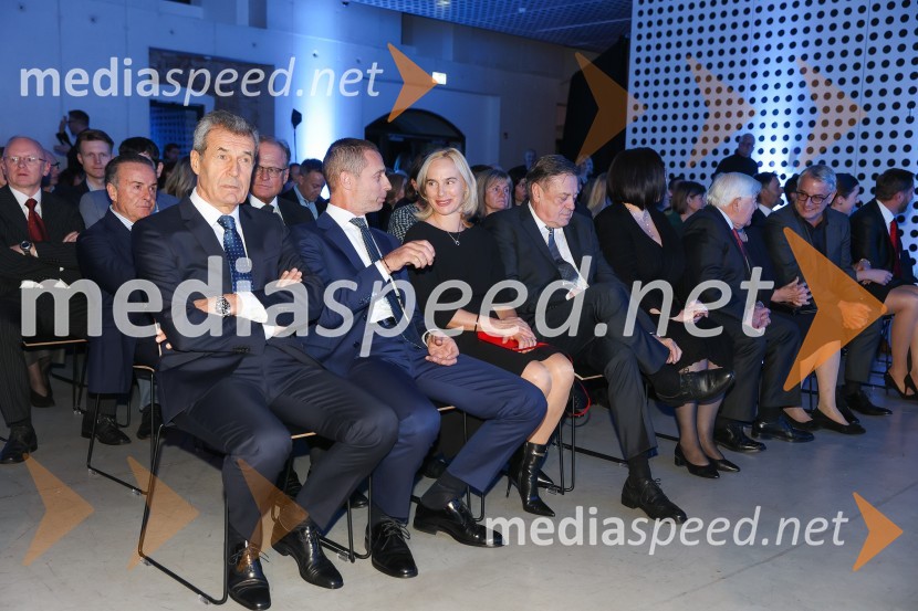  Stojan Petrič, nekdanji predsednik uprave družbe FMR;  Aleksander Čeferin, odvetnik in predsednik UEFE;  Barbara Čeferin, fotografinja, lastnica in vodja galerije Galerija Fotografija;  Zoran Janković, župan, Mestna občina LjubljanaDelova osebnost leta 2022 je Marjan Pipenbaher