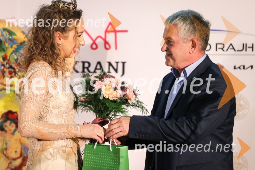  Maja Pečarič, Vinska kraljica Slovenije 2023;  ... Vinska kraljica Slovenije 2023 je Maja Pečarič