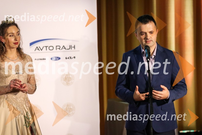  Maja Pečarič, Vinska kraljica Slovenije 2023;  Mitja Škrabl, Steklarna Rogaška SlatinaVinska kraljica Slovenije 2023 je Maja Pečarič