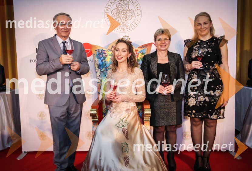  Janez Erjavec, direktor, Pomurski sejem, d.d., Gornja Radgona;  Maja Pečarič, Vinska kraljica Slovenije 2023;  Irena Šinko, ministrica za kmetijstvo, gozdarstvo in prehrano; mag. Tjaša Kos, vinogradništvo Kos, Vinska kraljica Slovenije 2002Vinska kraljica Slovenije 2023 je Maja Pečarič