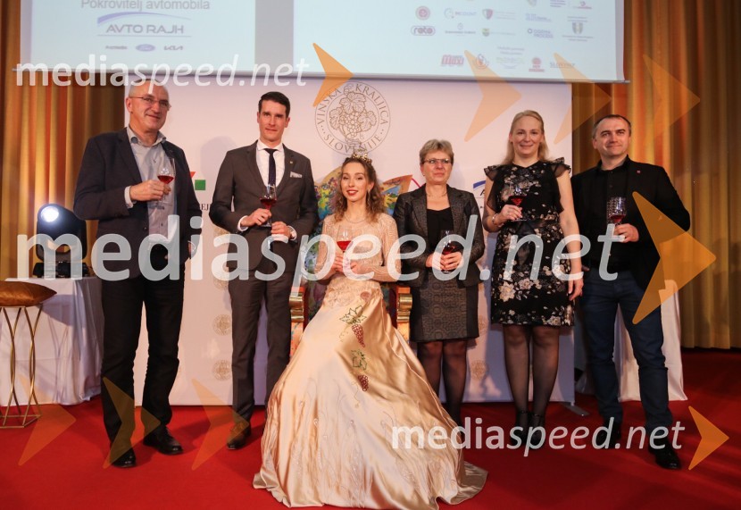  ... ;  Janez Černe, podžupan Mestne občine Kranj;  Maja Pečarič, Vinska kraljica Slovenije 2023;  Irena Šinko, ministrica za kmetijstvo, gozdarstvo in prehrano; mag. Tjaša Kos, vinogradništvo Kos, Vinska kraljica Slovenije 2002;  Klemen Malovrh, direktor, Zavod za turizem KranjVinska kraljica Slovenije 2023 je Maja Pečarič