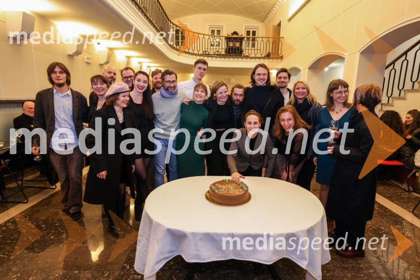  ... ;  ... ;  ... ;  Nika Vidic, igralka;  ... ;  Maša Grošelj, igralka;  ... ;  Urban Kuntarič, igralec;  Eva Stražar, igralka;  Maša Pelko, režiserka;  Andrej Murenc, igralec;  Lučka Počkaj, igralka;  Lovro Zafred, igralec;  Barbara Medvešček, igralka;  Klemen Janežič, igralec ;  Tatjana Doma, dramaturginja SLG Celje;  Živa Čebulj, prevajalka in lektorica;  ... Oblast teme, premiera drame v SLG Celje