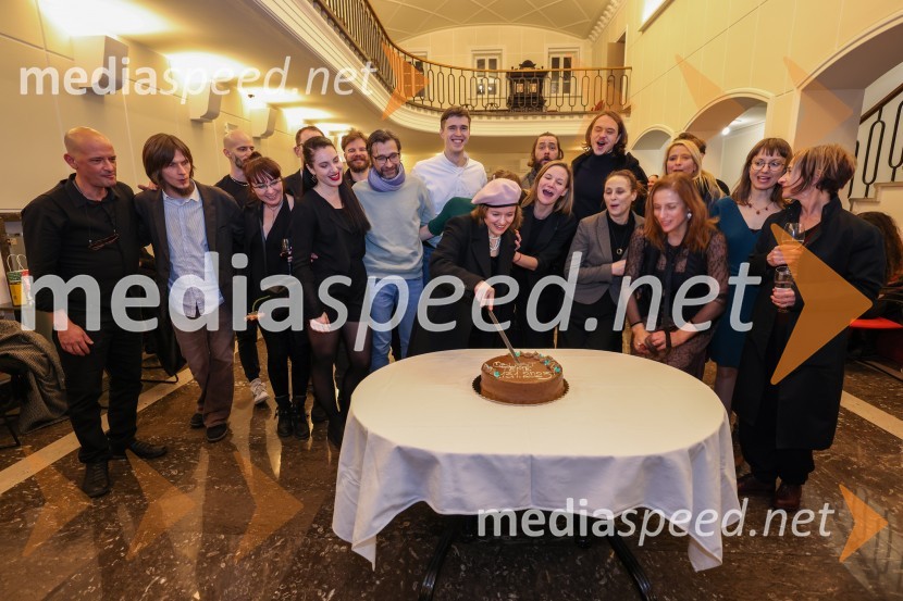  Miha Golob, upravnik in umetniški vodja, SLG Celje;  ... ;  ... ;  ... ;  Maša Grošelj, igralka;  ... ;  ... ;  Urban Kuntarič, igralec;  Nika Vidic, igralka;  Maša Pelko, režiserka;  Andrej Murenc, igralec;  Lovro Zafred, igralec;  Lučka Počkaj, igralka;  Barbara Medvešček, igralka;  Tatjana Doma, dramaturginja SLG Celje;  Živa Čebulj, prevajalka in lektorica;  ... Oblast teme, premiera drame v SLG Celje