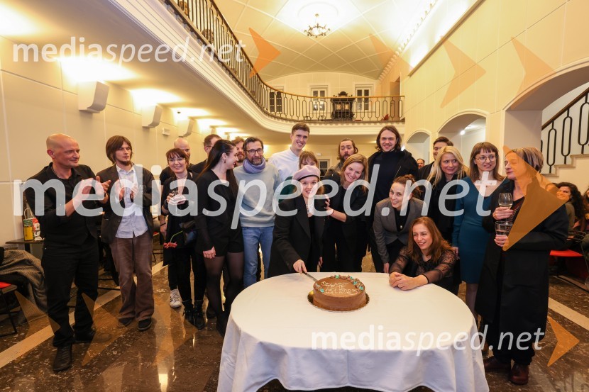  Miha Golob, upravnik in umetniški vodja, SLG Celje;  ... ;  ... ;  Maša Grošelj, igralka;  ... ;  Urban Kuntarič, igralec;  Nika Vidic, igralka;  Maša Pelko, režiserka;  Andrej Murenc, igralec;  Lovro Zafred, igralec;  Lučka Počkaj, igralka;  Barbara Medvešček, igralka;  Tatjana Doma, dramaturginja SLG Celje;  Živa Čebulj, prevajalka in lektorica;  ... Oblast teme, premiera drame v SLG Celje