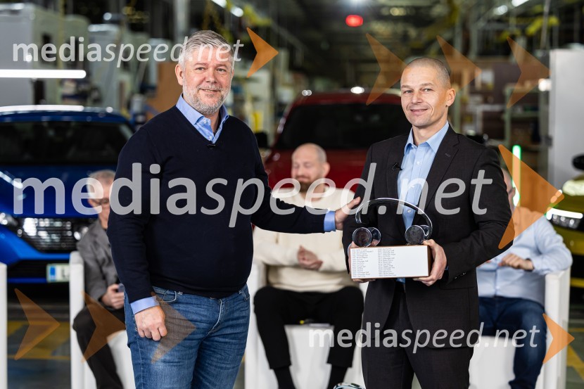  Blaž   Poženel, glavni in odgovorni urednik Motorevija;  Adam Kavšek, direktor znamke Peugeot, P Automobil ImportPeugeot 308 je slovenski avto leta 2023