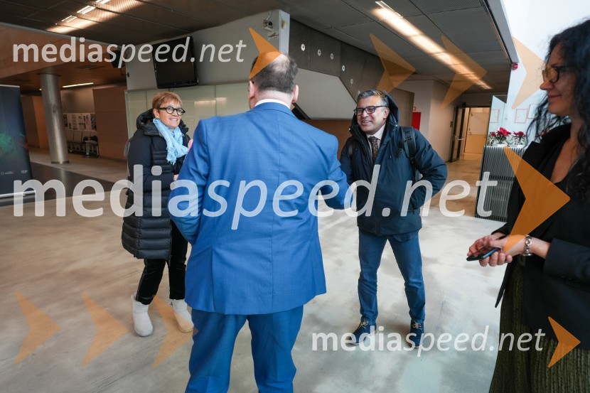  Anna Gregorio,  profesorica astronomije in astrofizike z Univerze v Trstu;  ... ;  Anilkumar Dave, svetovalec za vesoljske tehnologije pri Genspace-u.Looking Beyond, otvoritev razstave satelitskih fotografij na Fakulteti za elektrotehniko, računalništvo in informatiko v Mariboru