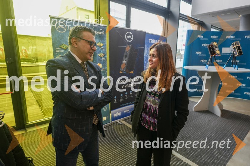 Anilkumar Dave, svetovalec za vesoljske tehnologije pri Genspace-u.;  Silvia Ciccarelli, Aeronautic & Space TechnologiesLooking Beyond, otvoritev razstave satelitskih fotografij na Fakulteti za elektrotehniko, računalništvo in informatiko v Mariboru