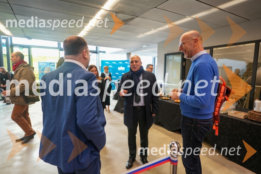  Ivo Michele  Polacco, Italijansko veleposlaništvo v Limi, ISPI;  Carlo Campanile, veleposlanik Republike Italije v Slooveniji;  ... Looking Beyond, otvoritev razstave satelitskih fotografij na Fakulteti za elektrotehniko, računalništvo in informatiko v Mariboru