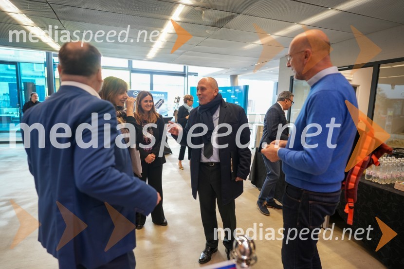  Ivo Michele  Polacco, Italijansko veleposlaništvo v Limi, ISPI;  Serenella  Marzoli, , direktorica ICE;  Silvia Ciccarelli, Aeronautic & Space Technologies;  Carlo Campanile, veleposlanik Republike Italije v Slooveniji;  ... Looking Beyond, otvoritev razstave satelitskih fotografij na Fakulteti za elektrotehniko, računalništvo in informatiko v Mariboru