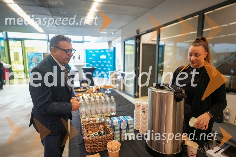  Anilkumar Dave, svetovalec za vesoljske tehnologije pri Genspace-u.;  ... Looking Beyond, otvoritev razstave satelitskih fotografij na Fakulteti za elektrotehniko, računalništvo in informatiko v Mariboru