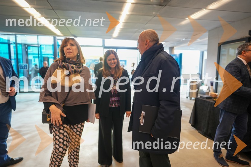  Serenella  Marzoli, , direktorica ICE;  Silvia Ciccarelli, Aeronautic & Space Technologies;  Carlo Campanile, veleposlanik Republike Italije v SloovenijiLooking Beyond, otvoritev razstave satelitskih fotografij na Fakulteti za elektrotehniko, računalništvo in informatiko v Mariboru