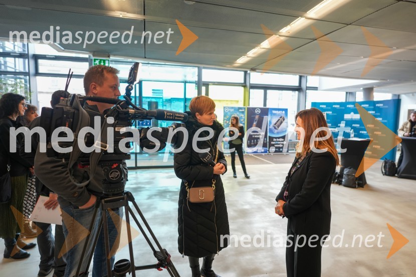  ... ;  ... ;  Silvia Ciccarelli, Aeronautic & Space TechnologiesLooking Beyond, otvoritev razstave satelitskih fotografij na Fakulteti za elektrotehniko, računalništvo in informatiko v Mariboru