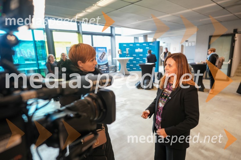  ... ;  Silvia Ciccarelli, Aeronautic & Space TechnologiesLooking Beyond, otvoritev razstave satelitskih fotografij na Fakulteti za elektrotehniko, računalništvo in informatiko v Mariboru
