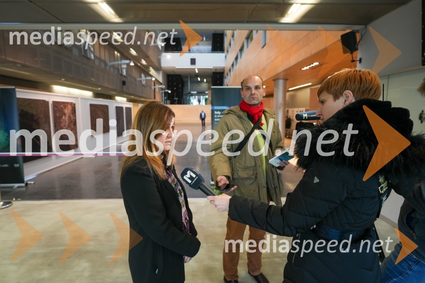  Silvia Ciccarelli, Aeronautic & Space Technologies;  ... ;  ... Looking Beyond, otvoritev razstave satelitskih fotografij na Fakulteti za elektrotehniko, računalništvo in informatiko v Mariboru