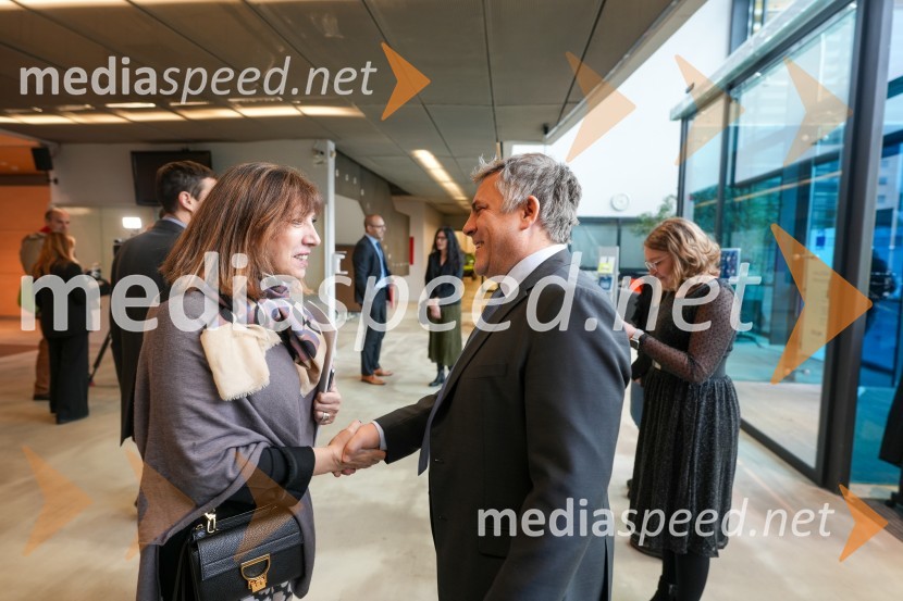  Serenella  Marzoli, , direktorica ICE; dr. Iztok Kramberger, Fakulteta za elektrotehniko, računalništvo in informatikoLooking Beyond, otvoritev razstave satelitskih fotografij na Fakulteti za elektrotehniko, računalništvo in informatiko v Mariboru