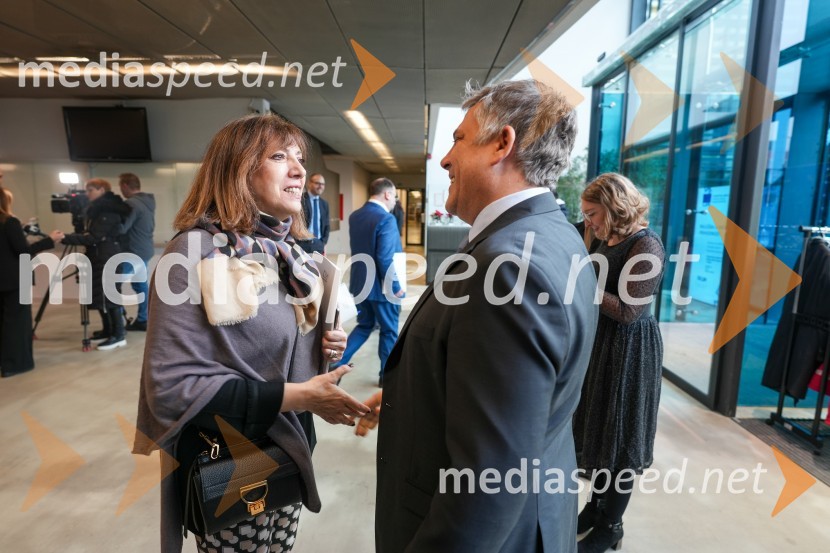  Serenella  Marzoli, , direktorica ICE; dr. Iztok Kramberger, Fakulteta za elektrotehniko, računalništvo in informatikoLooking Beyond, otvoritev razstave satelitskih fotografij na Fakulteti za elektrotehniko, računalništvo in informatiko v Mariboru