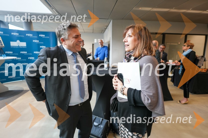 dr. Iztok Kramberger, Fakulteta za elektrotehniko, računalništvo in informatiko;  Serenella  Marzoli, , direktorica ICELooking Beyond, otvoritev razstave satelitskih fotografij na Fakulteti za elektrotehniko, računalništvo in informatiko v Mariboru