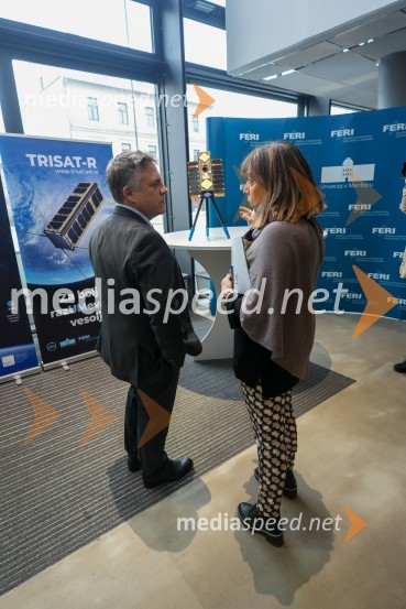 dr. Iztok Kramberger, Fakulteta za elektrotehniko, računalništvo in informatiko;  Serenella  Marzoli, , direktorica ICELooking Beyond, otvoritev razstave satelitskih fotografij na Fakulteti za elektrotehniko, računalništvo in informatiko v Mariboru