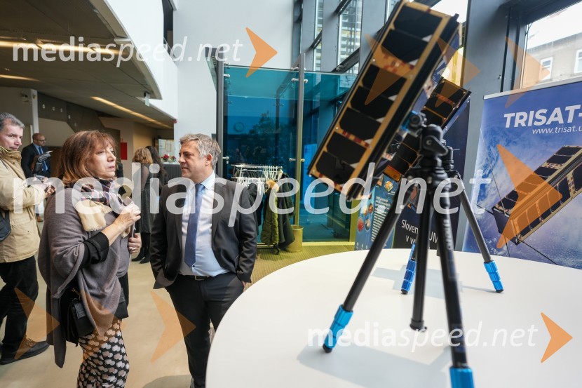  Serenella  Marzoli, , direktorica ICE; dr. Iztok Kramberger, Fakulteta za elektrotehniko, računalništvo in informatikoLooking Beyond, otvoritev razstave satelitskih fotografij na Fakulteti za elektrotehniko, računalništvo in informatiko v Mariboru