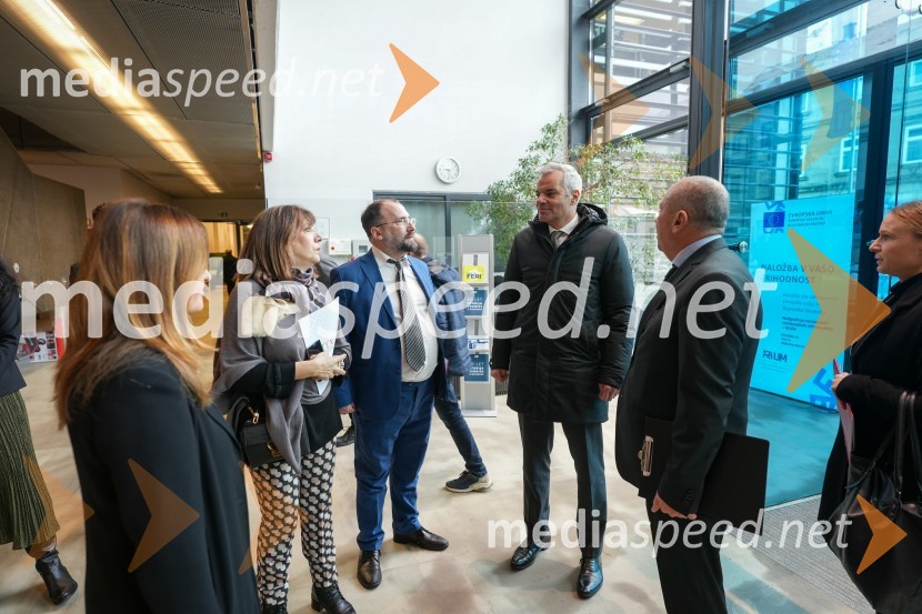  Silvia Ciccarelli, Aeronautic & Space Technologies;  Serenella  Marzoli, , direktorica ICE;  Ivo Michele  Polacco, Italijansko veleposlaništvo v Limi, ISPI;  Aleksander Saša Arsenovič, župan, Mestna občina Maribor;  Carlo Campanile, veleposlanik Republike Italije v SloovenijiLooking Beyond, otvoritev razstave satelitskih fotografij na Fakulteti za elektrotehniko, računalništvo in informatiko v Mariboru