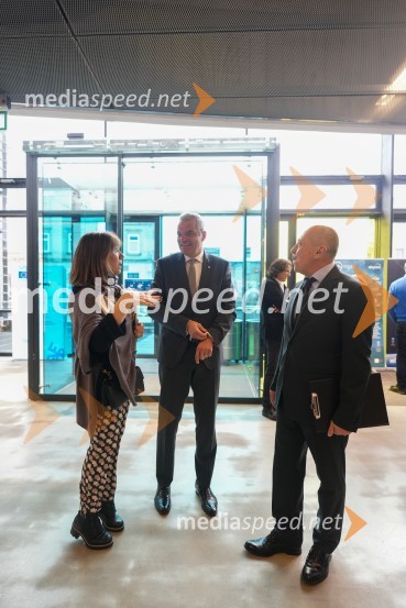  Serenella  Marzoli, , direktorica ICE;  Aleksander Saša Arsenovič, župan, Mestna občina Maribor;  Carlo Campanile, veleposlanik Republike Italije v SloovenijiLooking Beyond, otvoritev razstave satelitskih fotografij na Fakulteti za elektrotehniko, računalništvo in informatiko v Mariboru