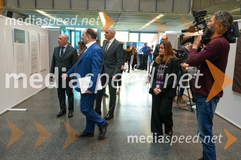  Carlo Campanile, veleposlanik Republike Italije v Slooveniji;  Ivo Michele  Polacco, Italijansko veleposlaništvo v Limi, ISPI;  Aleksander Saša Arsenovič, župan, Mestna občina Maribor;  Silvia Ciccarelli, Aeronautic & Space Technologies;  ... Looking Beyond, otvoritev razstave satelitskih fotografij na Fakulteti za elektrotehniko, računalništvo in informatiko v Mariboru