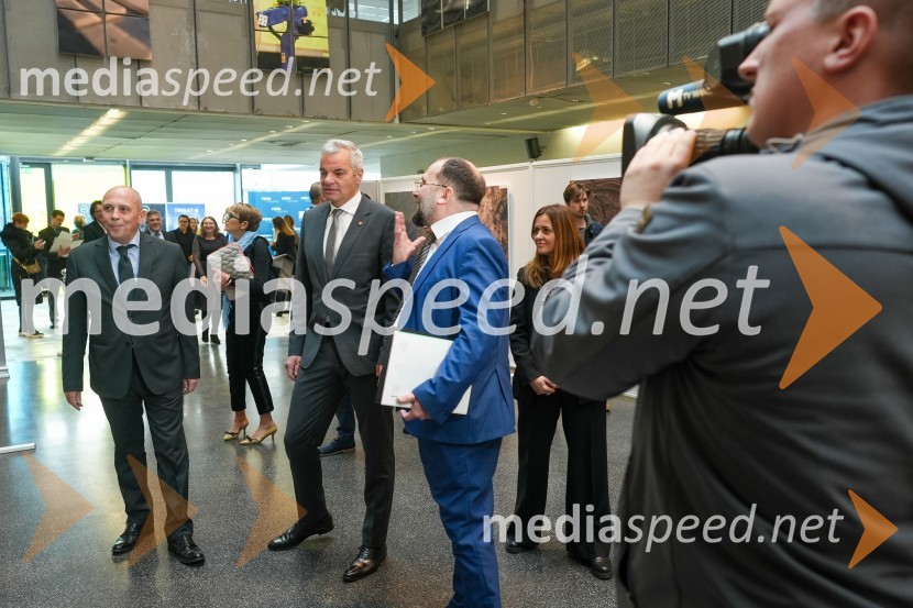  Carlo Campanile, veleposlanik Republike Italije v Slooveniji;  Aleksander Saša Arsenovič, župan, Mestna občina Maribor;  Ivo Michele  Polacco, Italijansko veleposlaništvo v Limi, ISPILooking Beyond, otvoritev razstave satelitskih fotografij na Fakulteti za elektrotehniko, računalništvo in informatiko v Mariboru