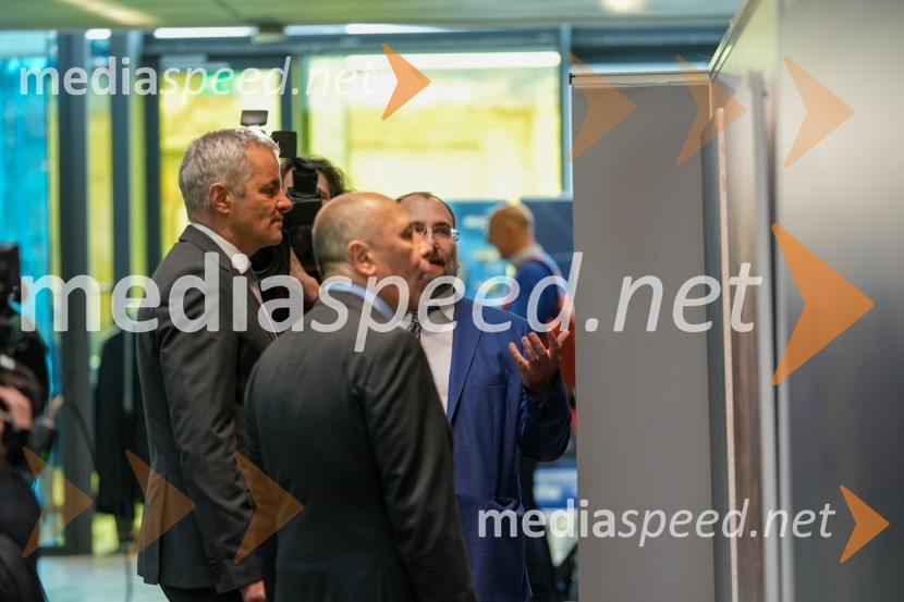  Aleksander Saša Arsenovič, župan, Mestna občina Maribor;  Carlo Campanile, veleposlanik Republike Italije v Slooveniji;  Ivo Michele  Polacco, Italijansko veleposlaništvo v Limi, ISPILooking Beyond, otvoritev razstave satelitskih fotografij na Fakulteti za elektrotehniko, računalništvo in informatiko v Mariboru