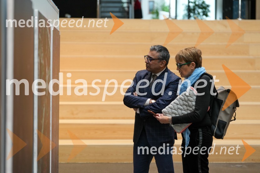  Anilkumar Dave, svetovalec za vesoljske tehnologije pri Genspace-u.;  Anna Gregorio,  profesorica astronomije in astrofizike z Univerze v TrstuLooking Beyond, otvoritev razstave satelitskih fotografij na Fakulteti za elektrotehniko, računalništvo in informatiko v Mariboru